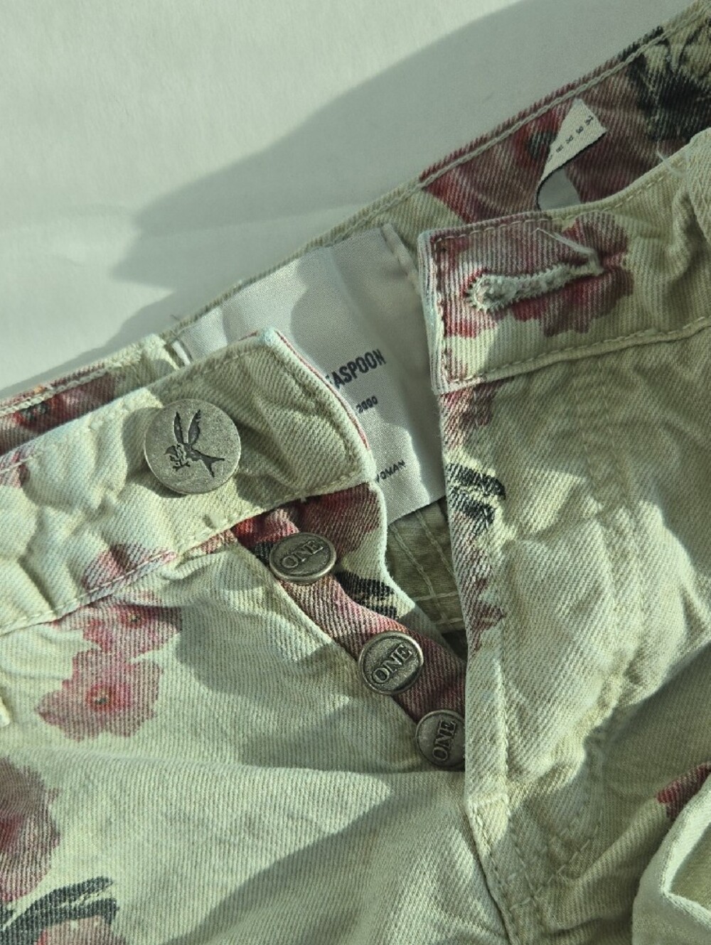 One Teaspoon Cream Floral Distressed Jean Shorts SIZE 22 - Picture 2 of 5